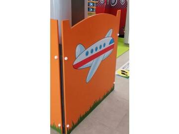 Аппликация самолёта плоттерной резкой винила на оранжевой декор-панели для детской комнаты, типография НеоШтамп Уфа