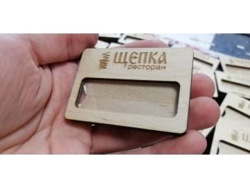 Один бейдж «ЩЕПКА ресторан» в руке (близко) — лазерная гравировка по дереву Уфа — НеоШтамп