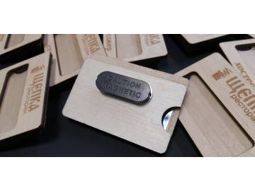 Бейдж «ЩЕПКА ресторан» с магнитным держателем «CAUTION MAGNETIC» с обратной стороны, на фоне партии — лазерная гравировка по дереву Уфа — НеоШтамп