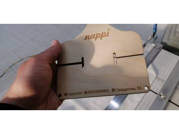 Подставка «nappi» в руке (мужская рука с тёмным манжетом) — лазерная гравировка по дереву Уфа — НеоШтамп