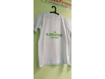 Белая футболка с зелёным винило́вым принтом «KARAOKE LOUNGE» (стилизованная корона), на вешалке — печать на футболках Уфа — НеоШтамп