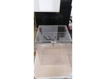 Большой прозрачный акриловый куб-урна (~30×30×30 см) с навесным латунным замком STANDERS на верхней раздвижной — изделия из оргстекла Уфа — НеоШтамп