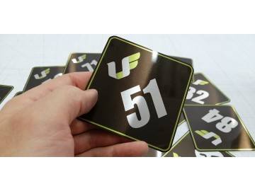Тот же номерок «US 51» в руке крупным планом — номерки для гардероба Уфа — НеоШтамп