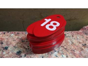 Стопка ярко-красных овальных номерков с белой цифрой «18» (без бренда) — номерки для гардероба Уфа — НеоШтамп