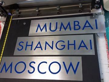 табличка из двухслойного пластика