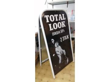 Чёрный а-стенд «TOTAL LOOK Скидка 50% 2 этаж» с парой моделей (ч/б фото в кэжуал-стиле) — штендеры Уфа — НеоШтамп