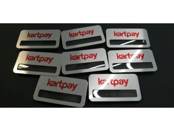 Партия серебристых металлических бейджей «kartpay» (красный логотип, прорезь под имя), ~8 шт — бейджи Уфа — типография НеоШтамп