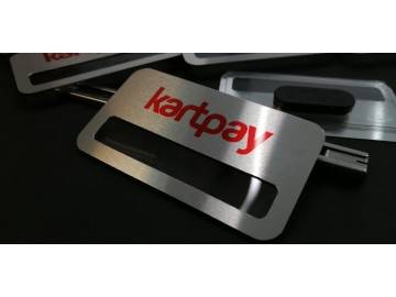 Один бейдж «kartpay» крупно (макро) с прорезью под визитку — бейджи Уфа — типография НеоШтамп