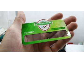 Один бейдж «Олимпийский, Тренер» в руке — бейджи Уфа — типография НеоШтамп
