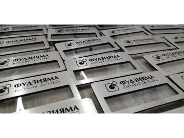 Партия металлических бейджей «Фудзияма ресторан доставки» (шлифованная нержавейка с лазерной гравировкой) — бейджи Уфа — типография НеоШтамп